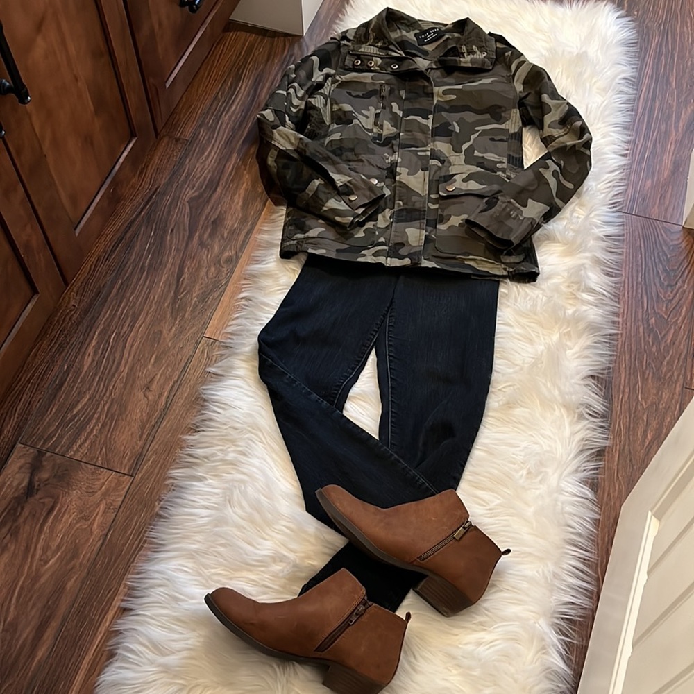 CAMO UTILIITY ZIP JACKET!  LIGHTWEIGHT/WITH WAIST CINCH!